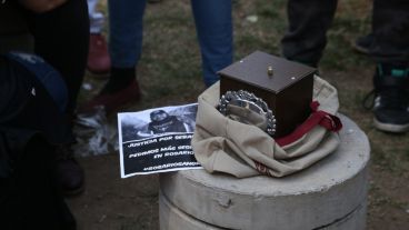 La urna con las cenizas de Sebastián Cejas y la bala encontrada en el lugar del crimen.
