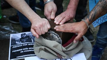 Familiares y amigos despidiendo al Oso frente al Centro de Justicia Penal.
