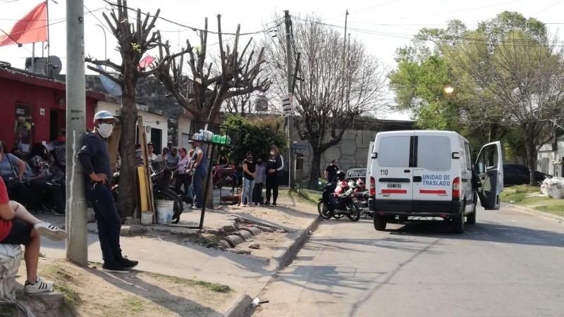 Una ambulancia y movimiento de vecinos en la casa de Ramona, la mujer fallecida. 