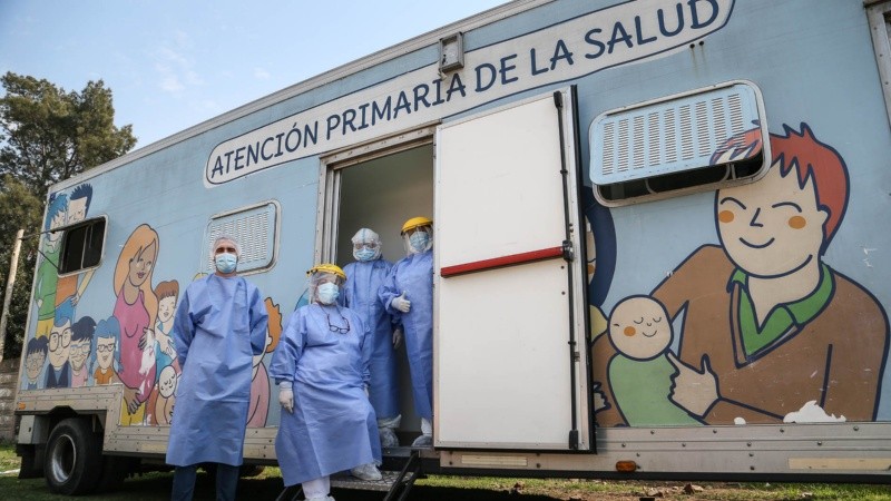 El camión sanitario y los técnicos en Emergencias Sanitarias de Buenos Aires.
