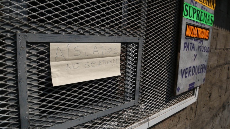 “Aislados. No se atiende”, el cartel en el kiosco del barrio.