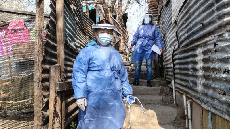 Eli, médica, y Ramona, voluntaria, durante las recorridas.