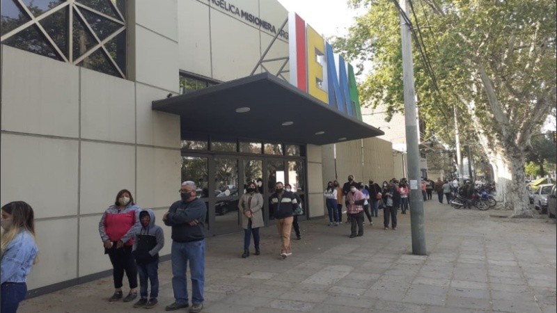 Los fieles despedían a su líder espiritual a pesar de que no está permitido por la pandemia. 