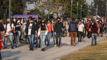 Esperan perfeccionar las normas del distanciamiento interpersonal.