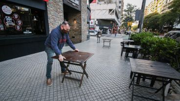 Bares abren hasta las 24. Hasta cuatro por mesa. Mejor al aire libre.