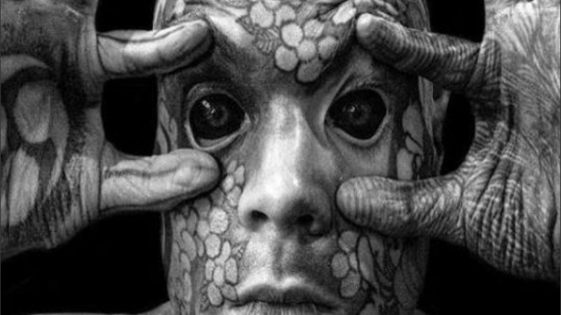  Hoody se tatuó también el blanco de los ojos.