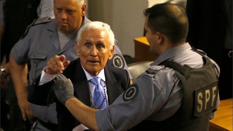 El genocida fue beneficiado con la prisión domiciliaria pero por ahora no será efectiva