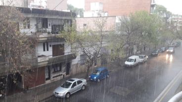 Lluvia intensa y granizo en Rosario este viernes.
