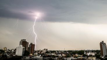 Un rayo en plena tormenta este viernes a la tarde en Rosario.