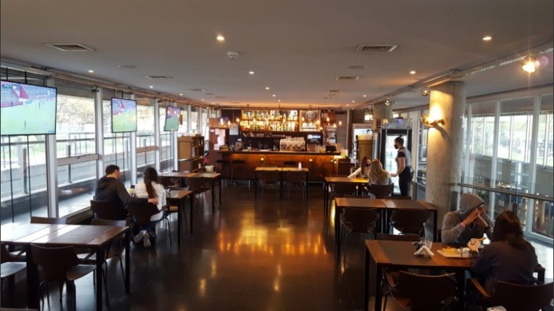 Hoy reabrieron los bares y restaurantes en Rosario.