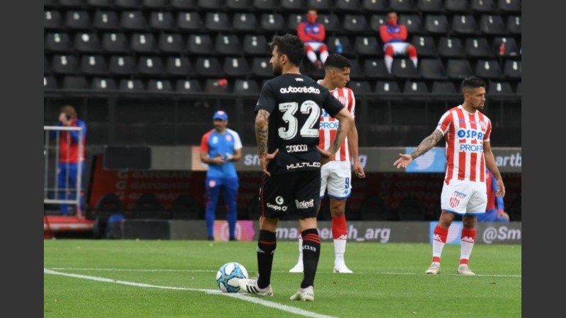 Scocco volvió con gol al Coloso Marcelo Bielsa.