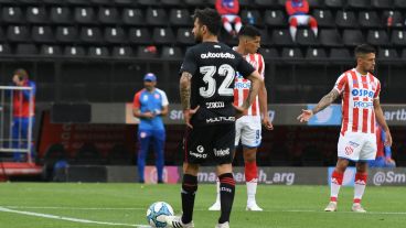Scocco volvió con gol al Coloso Marcelo Bielsa.