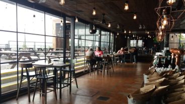 Hoy reabrieron los bares y restaurantes en Rosario.