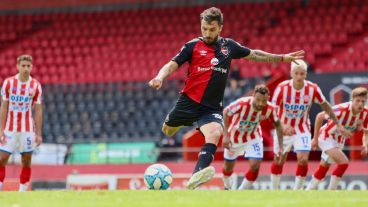 Scocco cambió penal por gol a los 20 minutos del segundo tiempo.