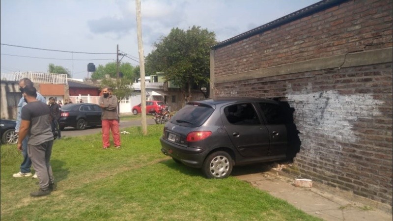 Atravesó la pared tras chocar contra otro auto. 