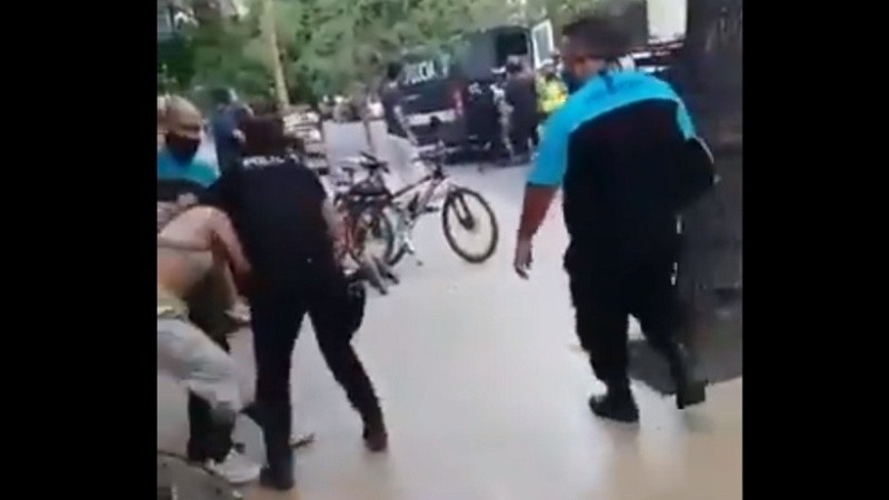 Los agentes de seguridad detuvieron a 20 jóvenes tras los incidentes.