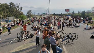 Manifestantes cortaron ambas manos del puente Rosario-Victoria.