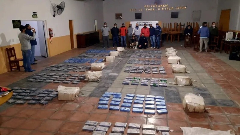 Gendarmería incautó 382 kilos de cocaína en una casa de Ibarlucea.