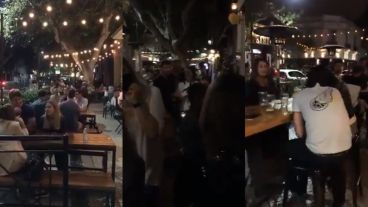 Los bares con varias mesas ocupadas.