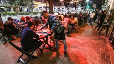 Los bares rosarinos se adaptan a las nuevas medidas de control.
