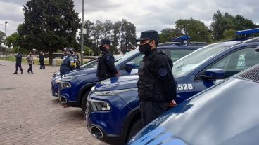 Móviles y agentes se presentaron este domingo frente al Monumento.