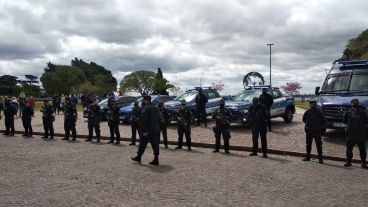 Móviles y agentes se presentaron este domingo frente al Monumento.