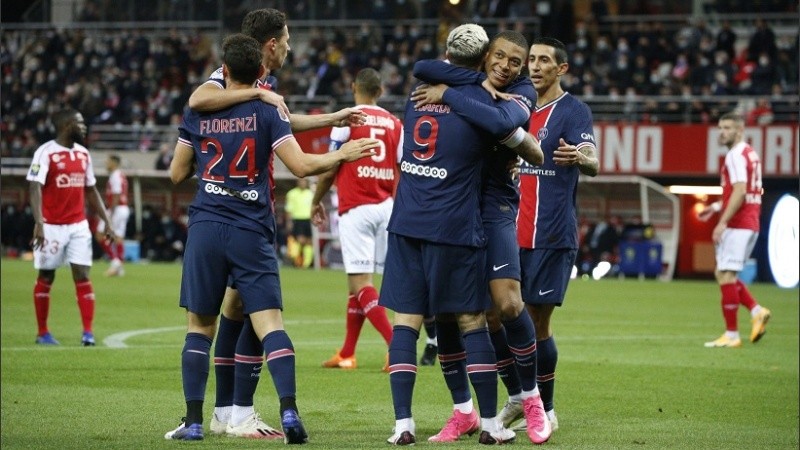 Icardi fue la figura del 2-0 del PSG. Lo abraza Mbappé y Di María va por él.