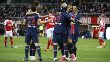 Icardi fue la figura del 2-0 del PSG. Lo abraza Mbappé y Di María va por él.