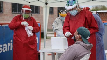 Anticipan varias semanas con "números sostenidos" de contagios de coronavirus en Rosario.