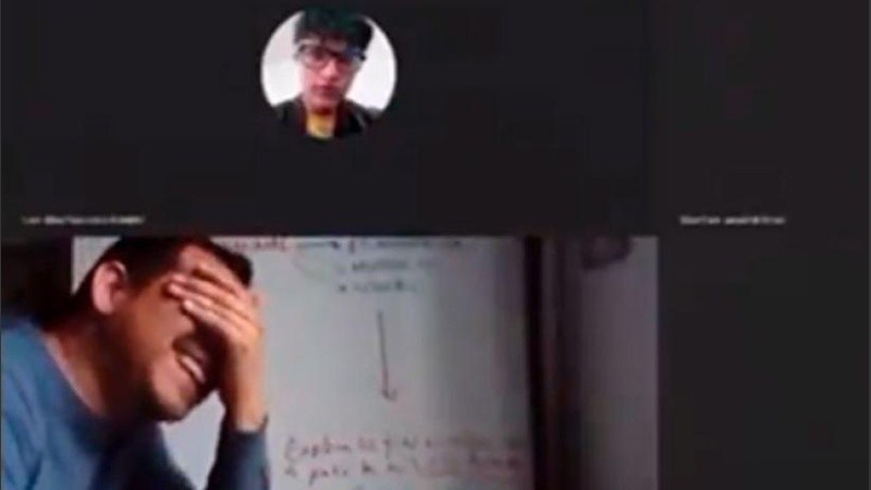 El video revela cuando a un alumno se le enciende la cámara por unos segundos