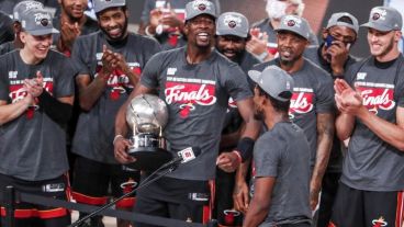 Bam Adebayo sostiene el trofeo de la conferencia este.