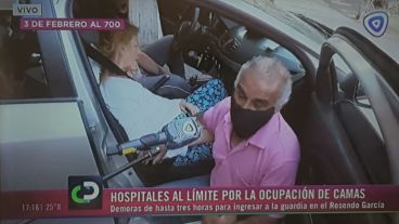 Un hombre habla con El Tres mientras una familiar espera ser atendida.