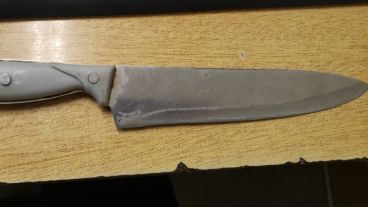 El cuchillo del supuesto abusador.