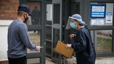 Rosario sigue al frente de los contagios por localidad en la provincia.