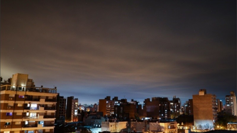 Otra noche con humo sobre la ciudad de Rosario.