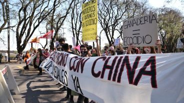 Los manifestantes cerca del lugar en el que hablaría Alberto Fernández.