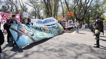 Los manifestantes cerca del lugar en el que hablaría Alberto Fernández.