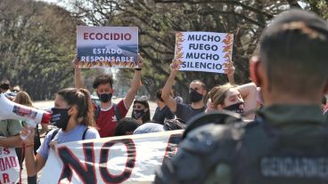 Los manifestantes cerca del lugar en el que hablaría Alberto Fernández.
