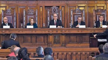 El per saltum (“por salto” en latín) es una vía excepcionalísima que se aplica a “cuestiones de notoria gravedad institucional".