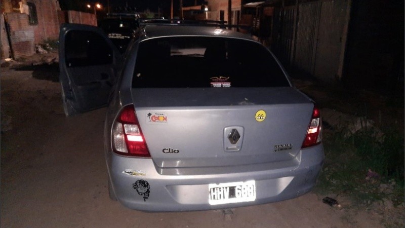 El auto robado que usó el aprehendido para el ataque a tiros.