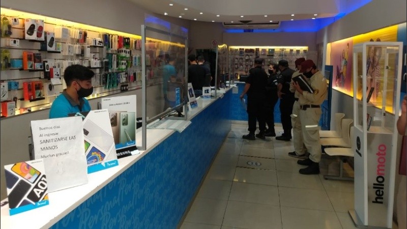 La Policía y la Guardia Urbana Municipal dentro del comercio asaltado.