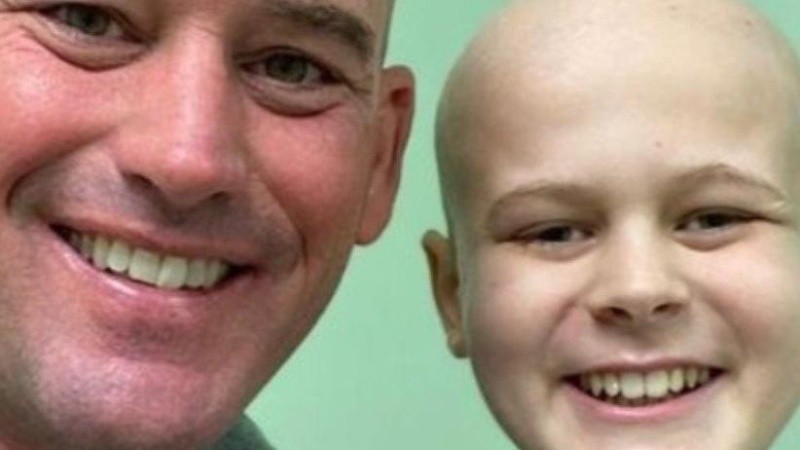 Su padre e hijo de 14 años que lucha contra la leucemia