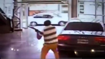 El hombre que rompió el Audi con un hacha terminó detenido tras una persecución.