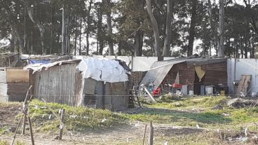 Más de 80 casillas precarias fueron instaladas en un terreno privado.