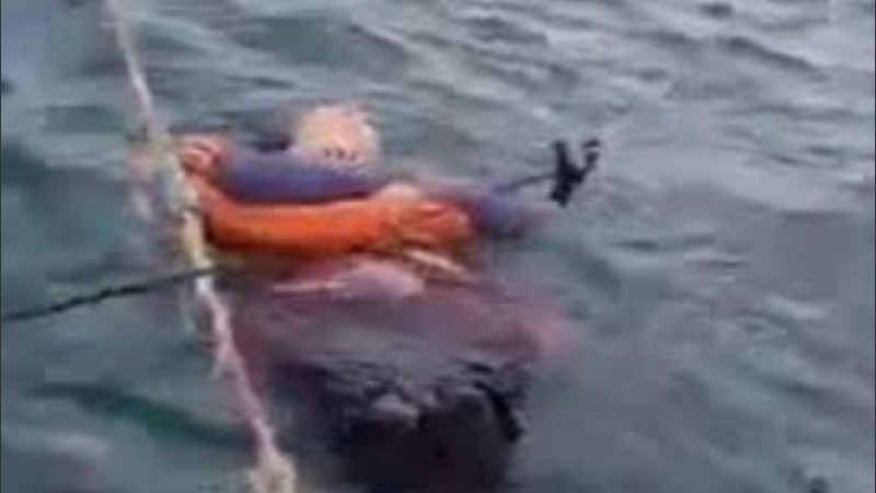 Estuvo a la deriva ocho horas hasta que finalmente fue rescatada.