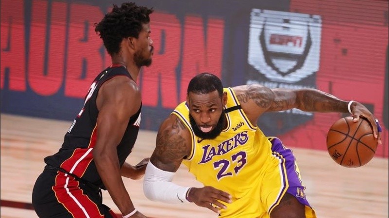 LeBron James lleva la pelota ante Jimmy Butler.