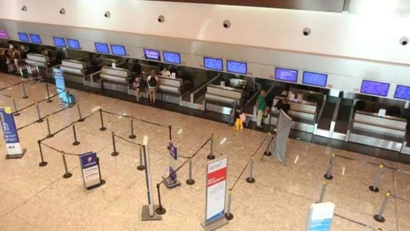 No descartan la posibilidad de postergar la vuelta de los vuelos a la Argentina