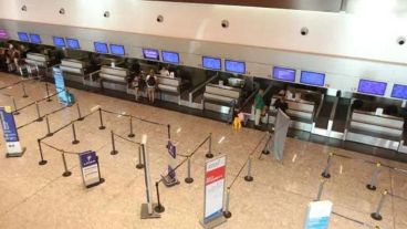 No descartan la posibilidad de postergar la vuelta de los vuelos a la Argentina