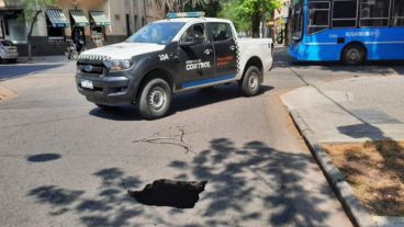 Se registró un hundimiento en la calzada en calle Pueyrredón 590.