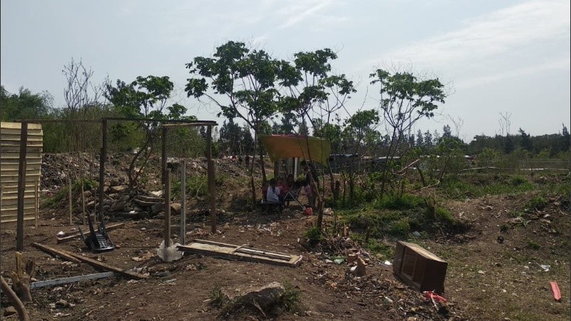 Unas 80 familias tomaron un terreno en la zona de Mendoza y Wilde.